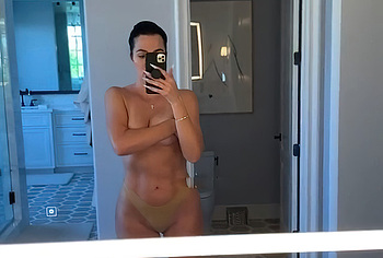 Khloe Kardashian nudes