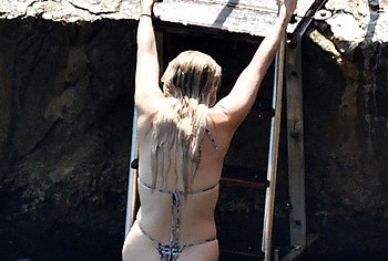 Kate Hudson thong bikini