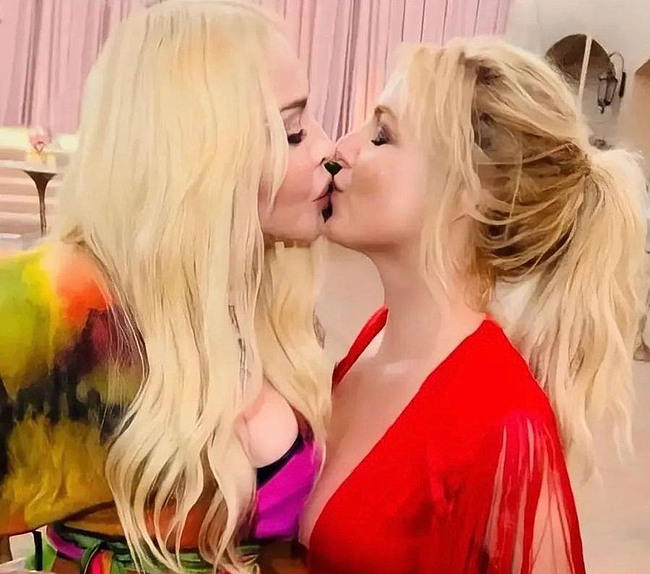 Madonna lesbian kiss