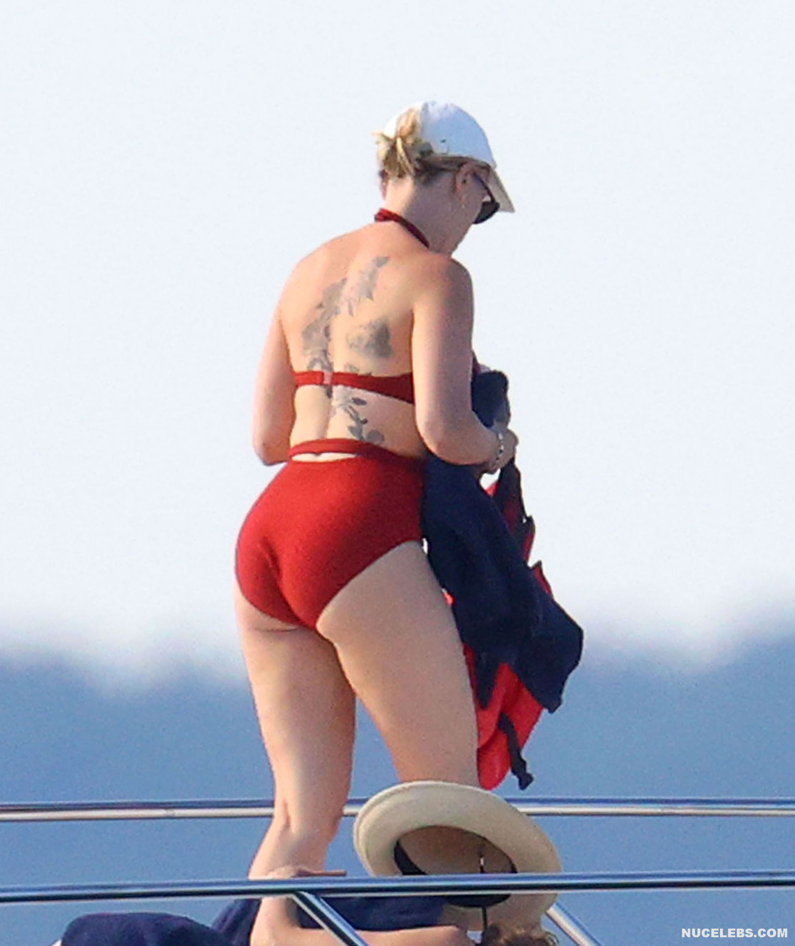 Scarlett Johansson Shows Her Round Ass In Sexy Swimsuit pic