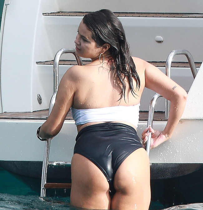 Selena Gomez Wet Booty And Sexy Bikini Pics