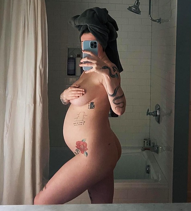 Ireland Baldwin Nude And Pregnant Selfie Photos