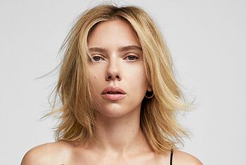 Scarlett Johansson cleavage photos