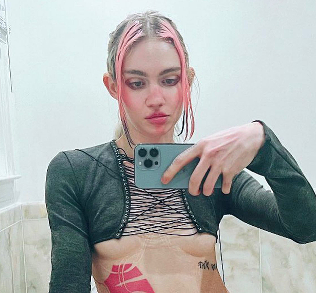 Grimes Topless And Sexy Selfie Photos