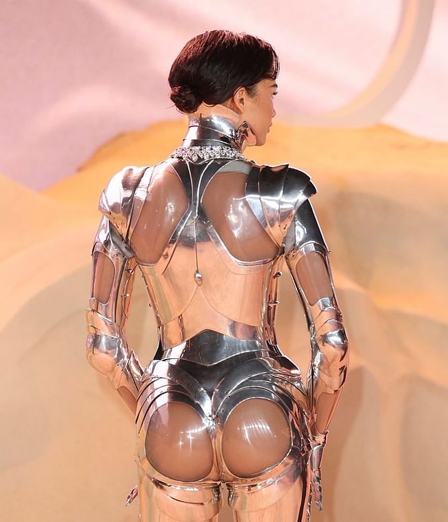 Zendaya Coleman Shows Off Her Tight Butt