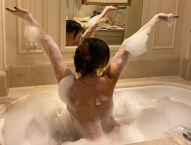 Selena Gomez Nude Topless Bath Photos
