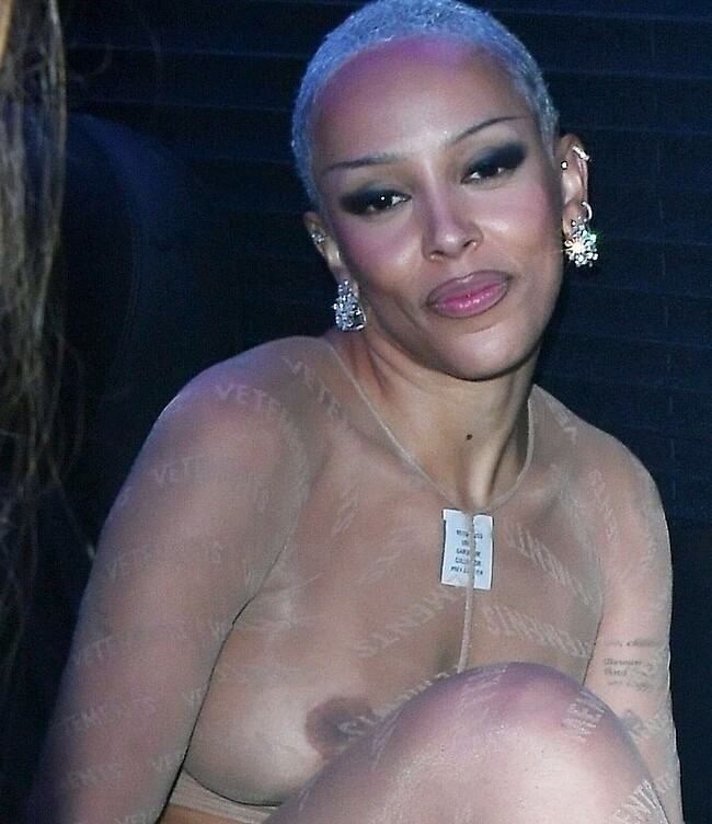 Doja Cat nipslip