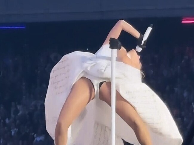 Taylor Swift upskirt