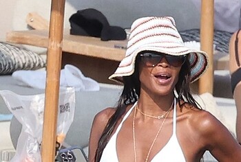 Naomi Campbell bikini beach