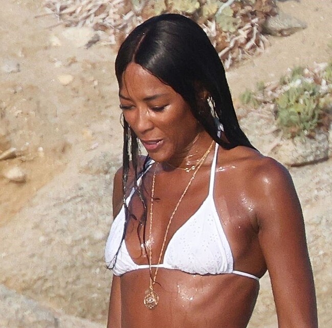 Naomi Campbell bikini hot