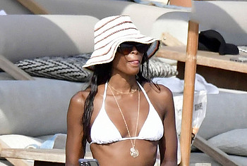 Naomi Campbell cameltoe