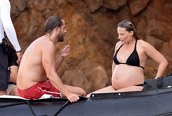 Margot Robbie pregnant bikini