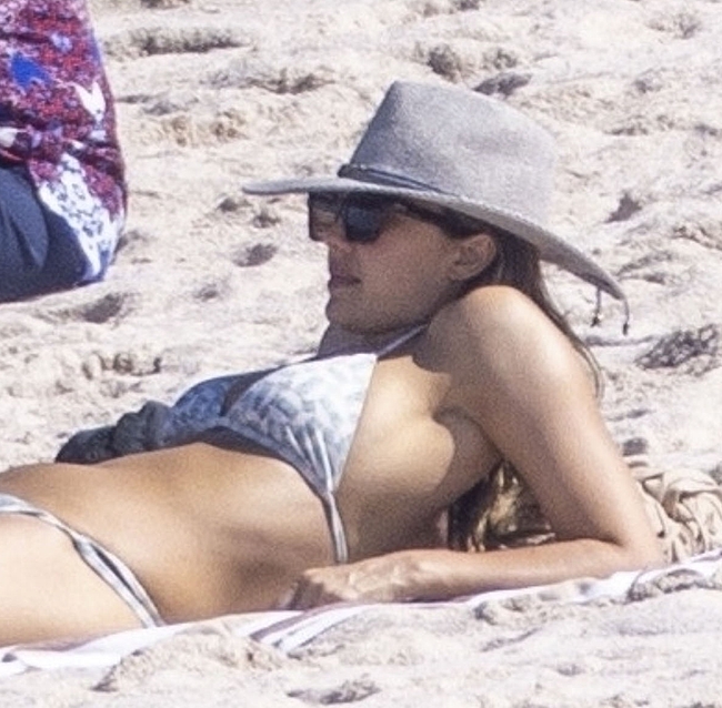 Jessica Alba nipslip