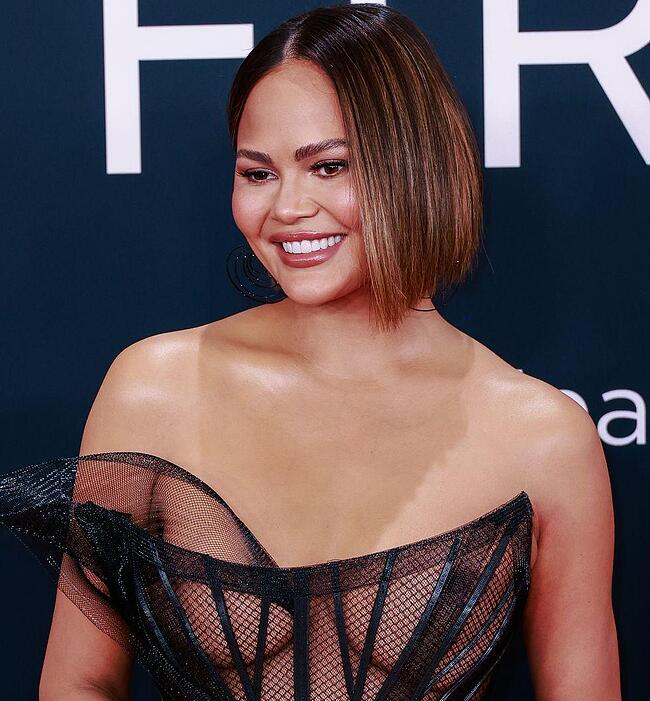 Chrissy Teigen nude public