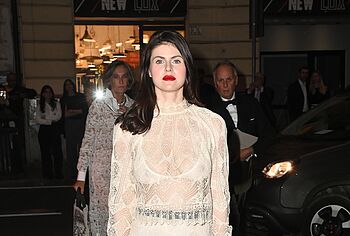 Alexandra Daddario exposed