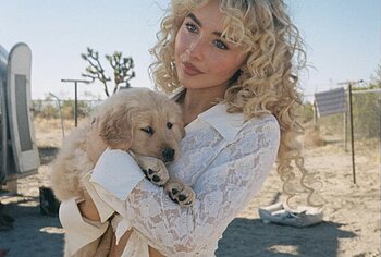 Sabrina Carpenter cameltoe