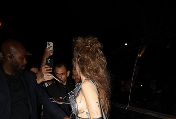 Miley Cyrus side tits