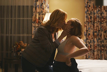Christina Hendricks lesbian kiss