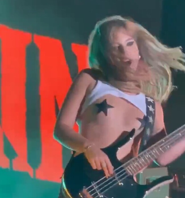 Victoria De Angelis nudity