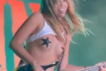 Victoria De Angelis topless