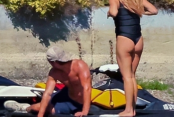 Sydney Sweeney nude butt