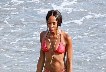 Naomi Campbell sexy bikin