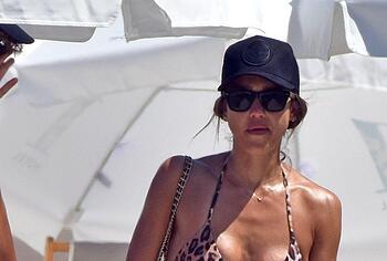 Jessica Alba beach pics