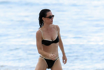 Katy Perry spread legs