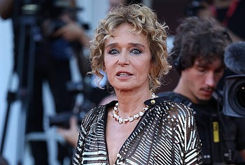 Valeria Golino no bra