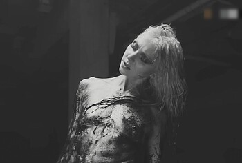 Taylor Momsen nipples