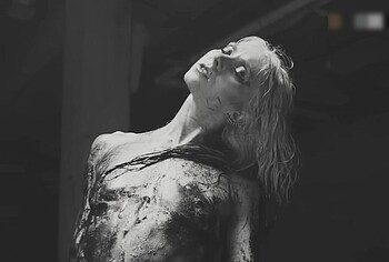 Taylor Momsen topless