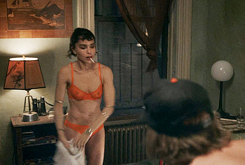 Zo Kravitz nude in Caught Stealing