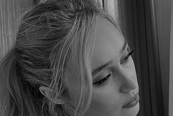 Alycia Debnam-Carey nipslip moment