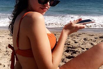 Alycia Debnam-Carey nipslip moment