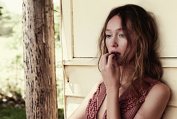 Alycia Debnam-Carey nipslip moment