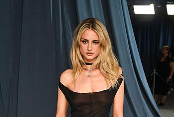 Grace Van Patten tits