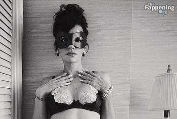 Lily Allen striptease