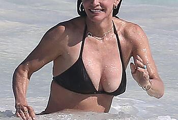 Courteney Cox nipslip
