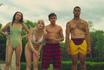 Ariel Winter cleavage