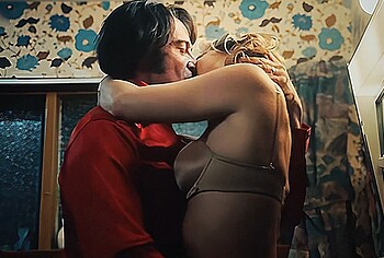 Kate Hudson nudes in Song Sung Blue