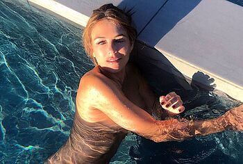 Elizabeth Hurley oops