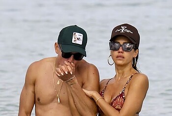 Jessica Alba paparazzi nipslip and bikini photos