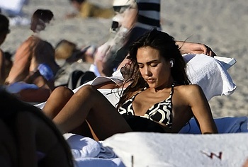 Jessica Alba paparazzi nipslip and bikini photos