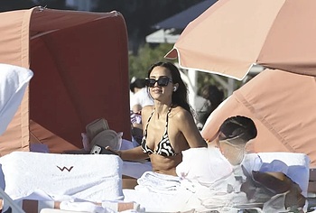 Jessica Alba paparazzi nipslip and bikini photos