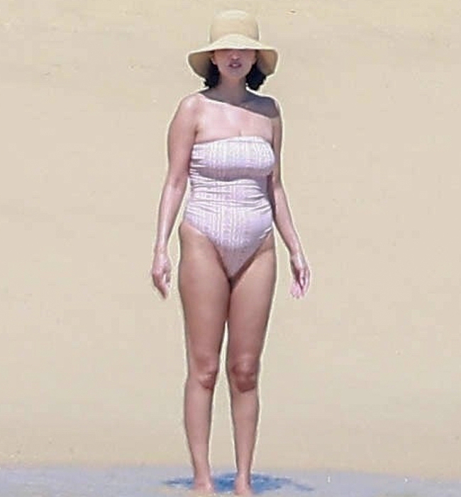 Selena Gomez Swimsuit And Amazing Butt Beach Pics