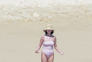 Selena Gomez Swimsuit And Amazing Butt Beach Pics