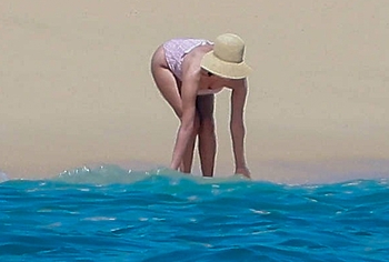 Selena Gomez Swimsuit And Amazing Butt Beach Pics
