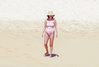 Selena Gomez Swimsuit And Amazing Butt Beach Pics