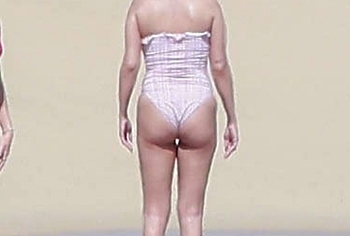 Selena Gomez Swimsuit And Amazing Butt Beach Pics