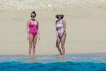 Selena Gomez Swimsuit And Amazing Butt Beach Pics
